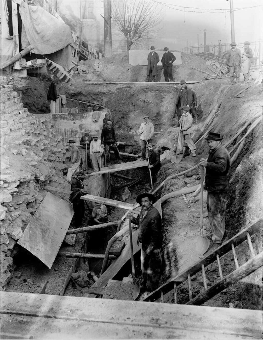 Construction du pont de la Boucle : photo négative NB sur plaque de verre (1900, cote : 15PH/1/804)