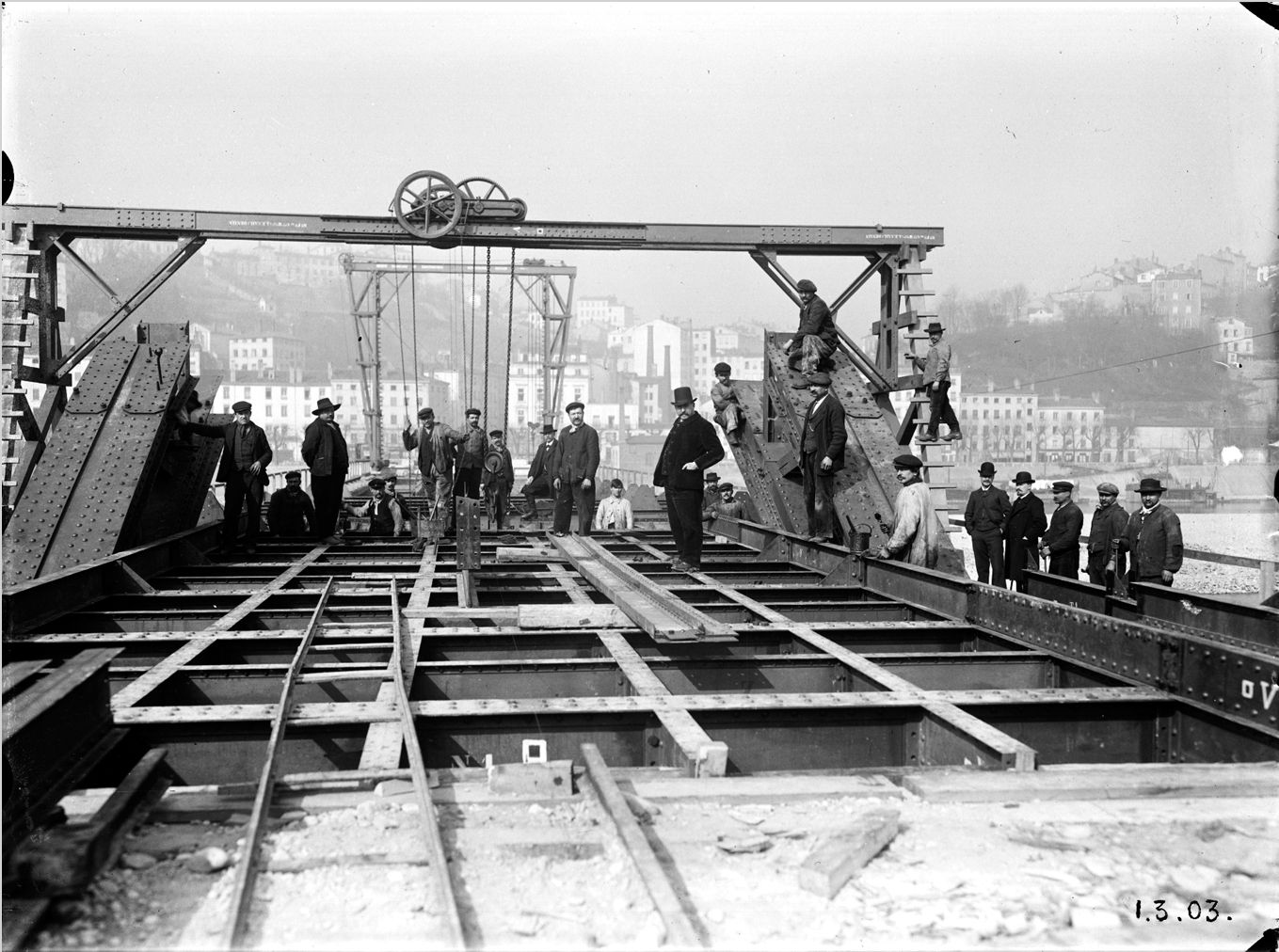 Construction du pont de la Boucle : photo négative NB sur plaque de verre (1900, cote : 15PH/1/813)
