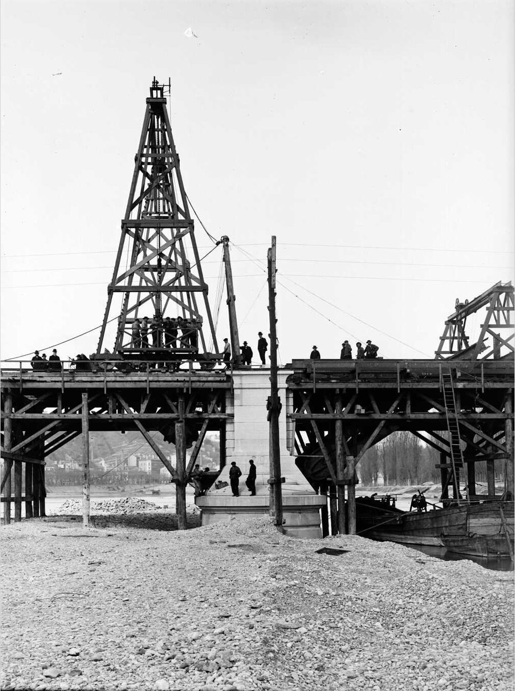 Construction du pont de la Boucle : photo négative NB sur plaque de verre (1900, cote : 15PH/1/815)
