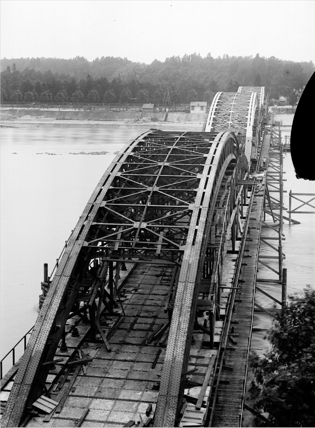 Construction du pont de la Boucle : photo négative NB sur plaque de verre (1900, cote : 15PH/1/834)