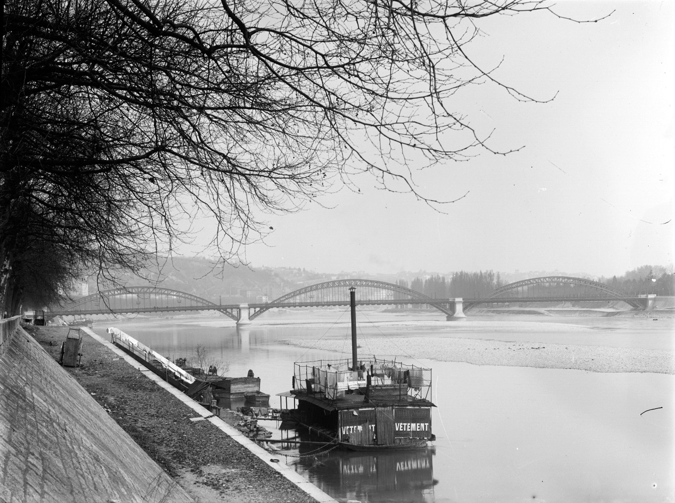 Quai avec un bateau-lavoir en aval du pont de la Boucle : photo. négative sur plaque de verre (1900, cote : 15PH/1/852)
