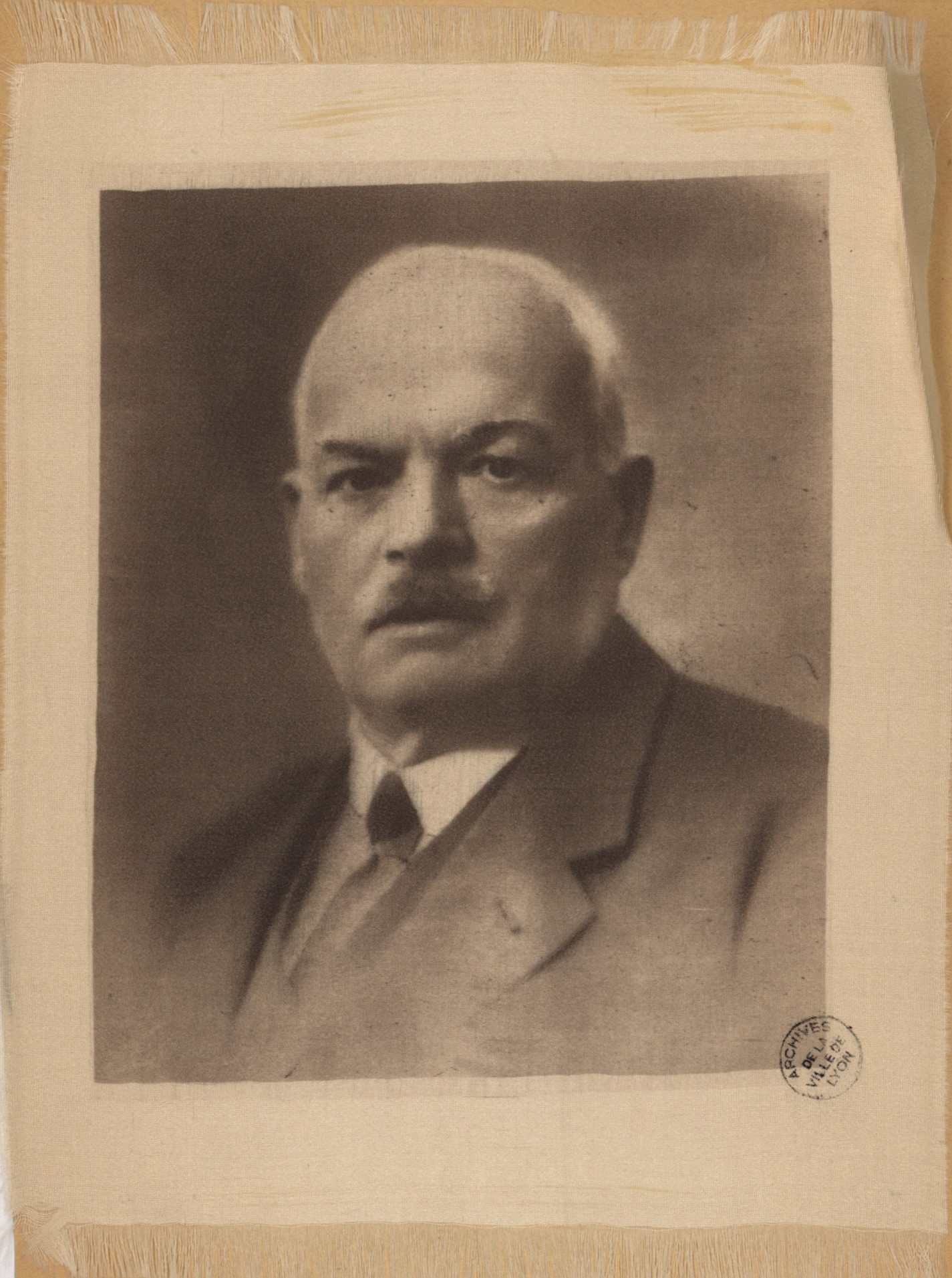 Joseph Serlin, secrétaire général de la Ville de Lyon sous Édouard Herriot : héliographie sur soie (1933, cote : 16FI/664)