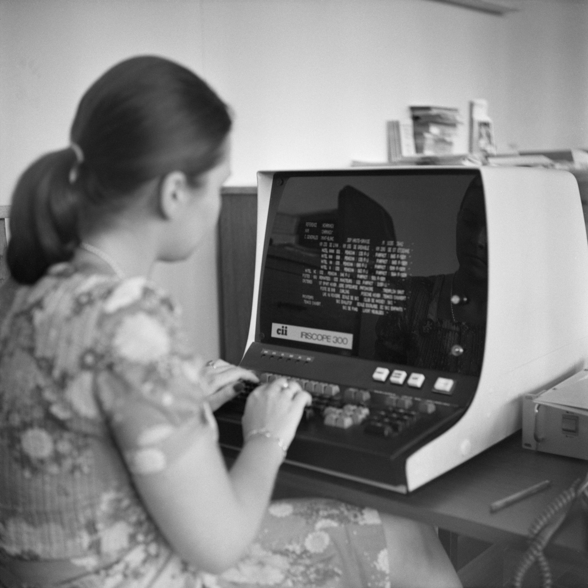 Office du tourisme de Lyon, travail d'une employée sur un ordinateur CII : photo. négative NB sur film souple (vers 1973, cote : 1839W/224)