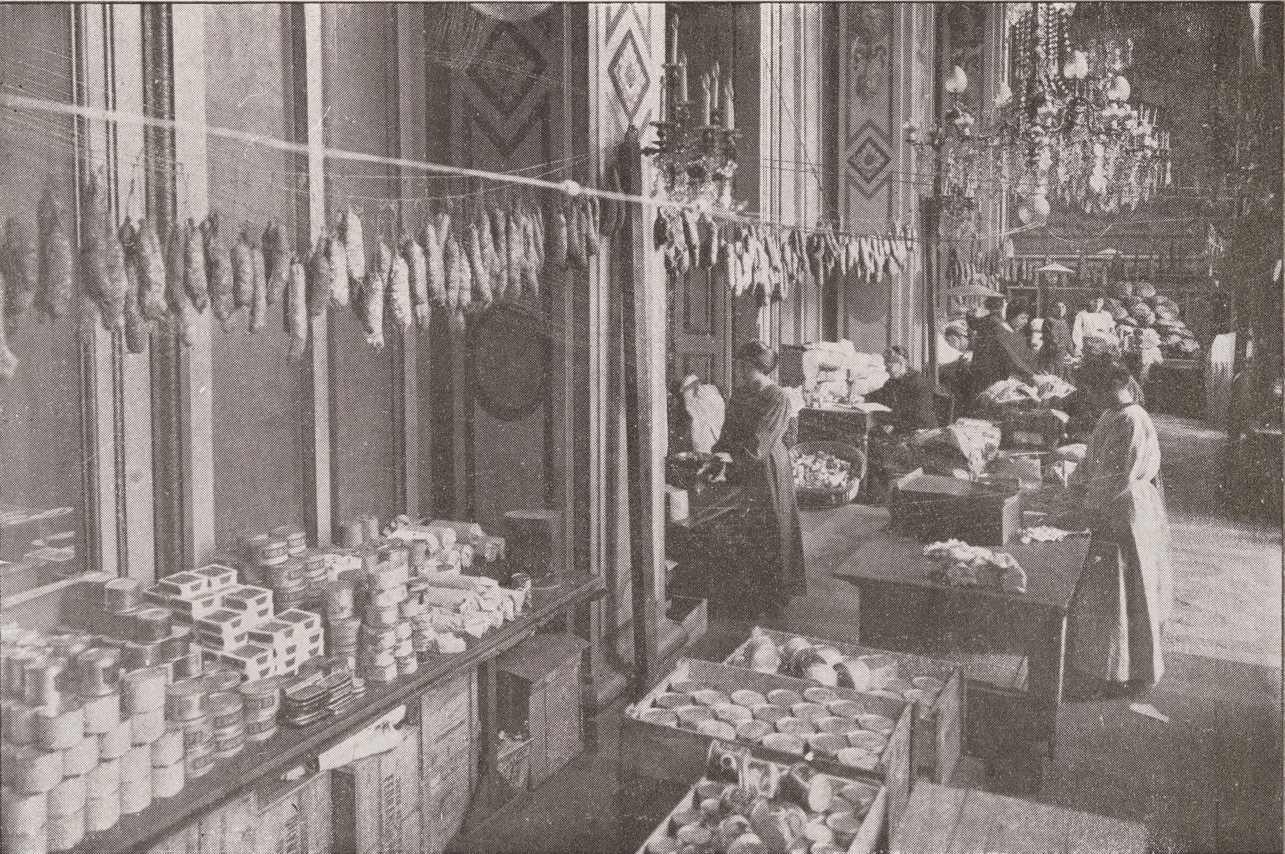 Salon de l'hôtel de ville, préparation des vivres pour les prisonniers de guerre : photo. NB impression mécanique (1914-1918, cote : 1C/7233 p. 224, détail)
