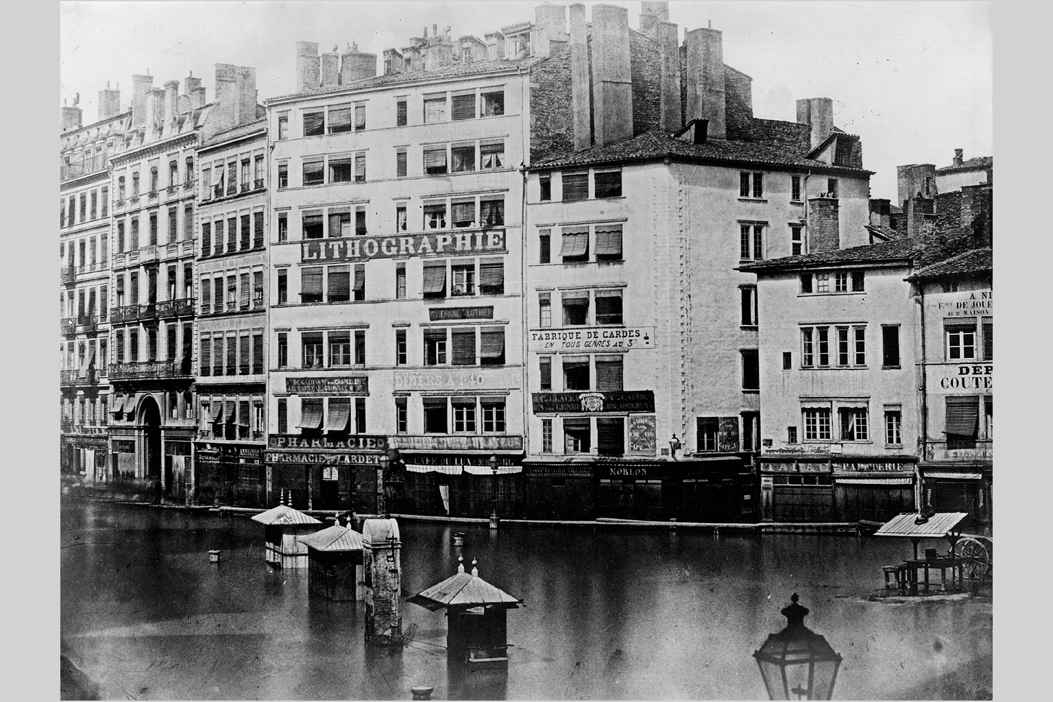 Place des Jacobins, inondation côté nord-ouest en 1856 : tirage photo NB par Jules Sylvestre (sans date, cote : 1PH/120)