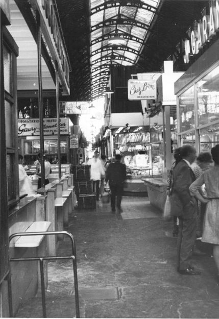 Place des Cordeliers - Halles centrales : tirage photographique NB par Henri Hours (06/06/1970, cote : 1PH/2034/5 repro. commerciale interdite)