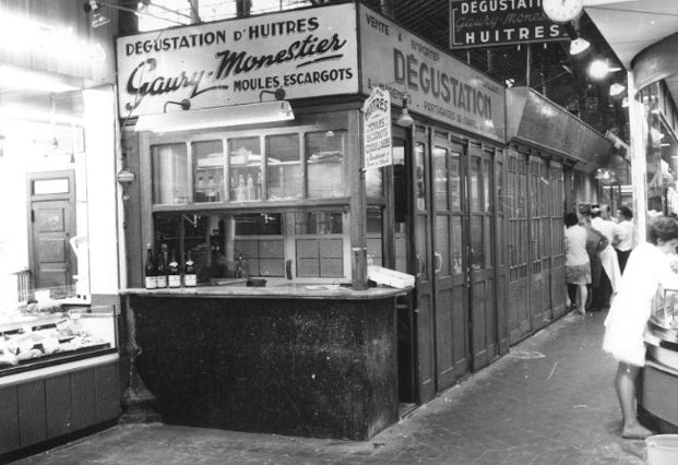 Place des Cordeliers - Halles centrales : tirage photographique NB par Henri Hours (06/06/1970, cote : 1PH/2034/7 repro. commerciale interdite)