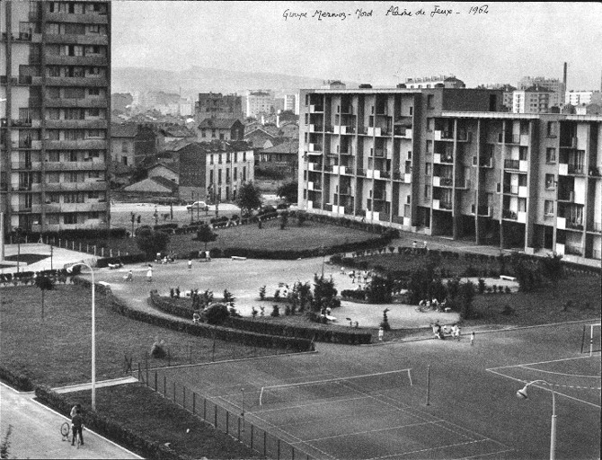 HLM groupe Mermoz Nord, plaine de jeux : tirage photo. NB (1964, cote : 1PH/2706)