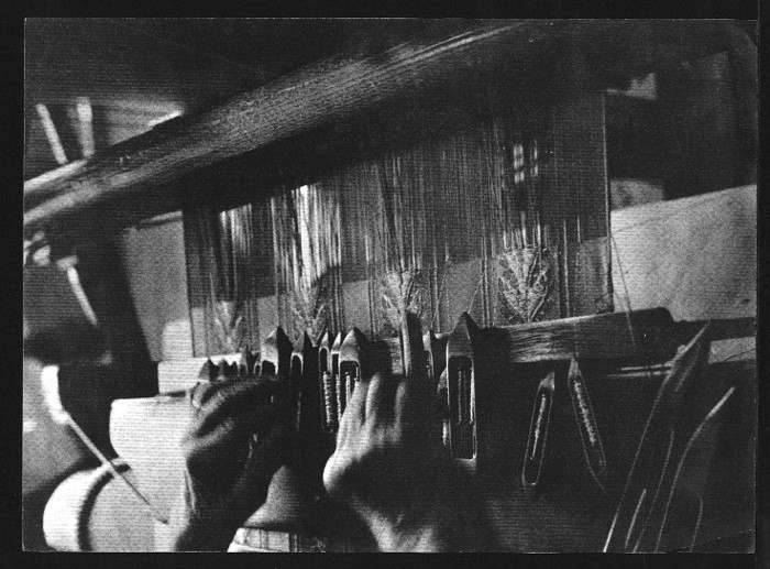 Tissage à bras - passage des navettes par M. Charbotel, dernier tisseur à Vaise : tirage photographique de B. Schreier (1967, cote : 1PH/2739/2)