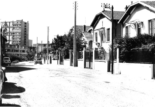 Rue Saint-Alban en direction de l'ouest : tirage photo. NB par Jean-Paul Tabey (1971, cote : 1PH/3018, repro. à usage commercial interdite)