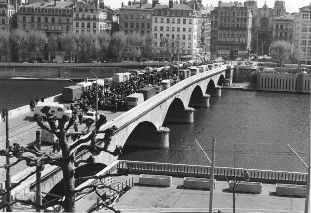 Marché forain sur le pont du Change : tirage photographique NB par Jean-Paul Tabey (1974, cote : 1PH/3832/2 repro. commerciale interdite)