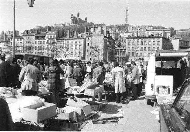 Marché forain sur le pont du Change : tirage photographique NB par Jean-Paul Tabey (1974, cote : 1PH/3832/3 repro. commerciale interdite)