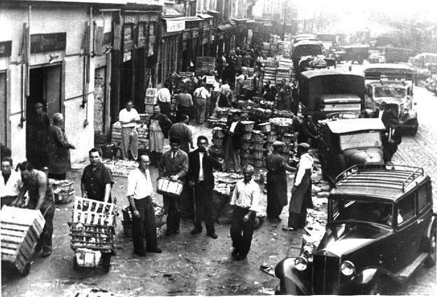 Marché de gros sur le quai Saint-Antoine : tirage photo. NB par Lachassagne (1970, cote : 1PH/4234/2, repro. commerciale interdite)