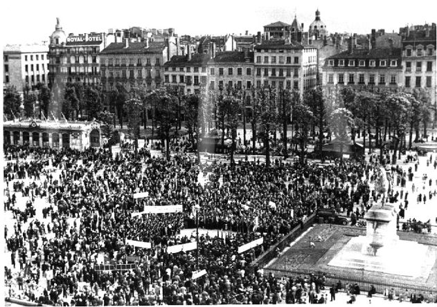 Manifestation place Bellecour : tirage photographique NB par Lachassagne (1950, cote : 1PH/4238 repro. commerciale interdite)