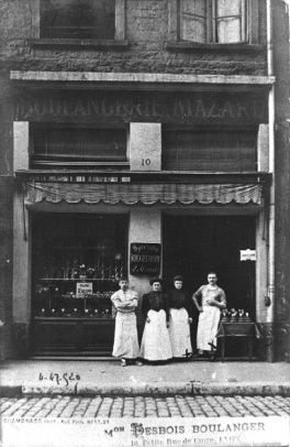 Devanture de la boulangerie Desbois : reproduction d'une carte postale (vers 1910), tirage photographique NB par Jean-Paul Tabey, cote : 1PH/4584 repro. commerciale interdite)