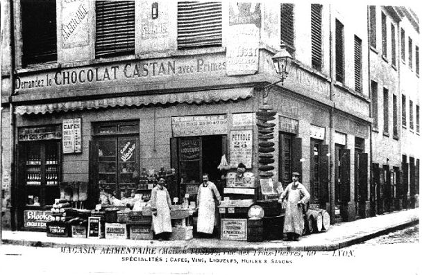 Magasin alimentaire - Maison Tuset : reproduction d'une carte postale (vers 1910), tirage photographique NB par Jean-Paul Tabey (s. d., cote : 1PH/4603 repro. commerciale interdite)