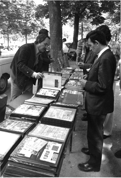 Marché aux timbres sur la place Bellecour : tirage photographique NB par Jean-Paul Tabey (1975, cote : 1PH/4766 repro. commerciale interdite)