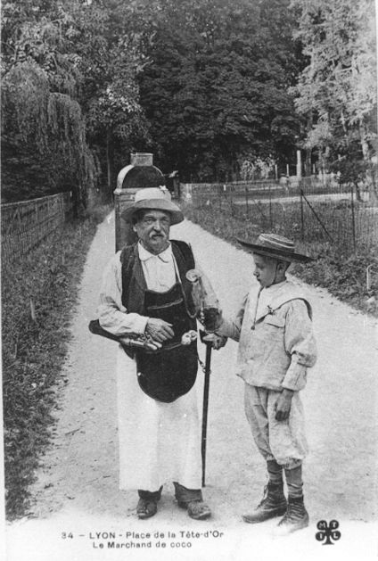 Marchand de coco dans le Parc de la Tête d'Or : reproduction d'une carte postale, tirage photographique NB par Clavaud (vers 1910, cote : 1PH/4865)