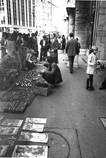 Vendeurs à la sauvette, place des Cordeliers : tirage photographique NB par Jean-Paul Tabey (1972, cote : 1PH/4933 repro. commerciale interdite)