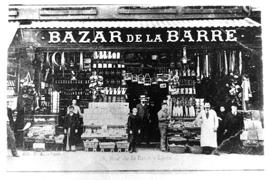 Devanture de magasin : reproduction d'une carte postale (vers 1900), tirage photographique NB (s.d., cote : 1PH/5477)