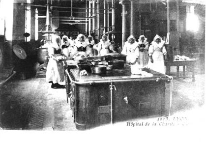 Hôpital de la Charité - Cuisine : reproduction d'une carte postale (vers 1910), tirage photographique NB (s. d., cote : 1PH/5503)