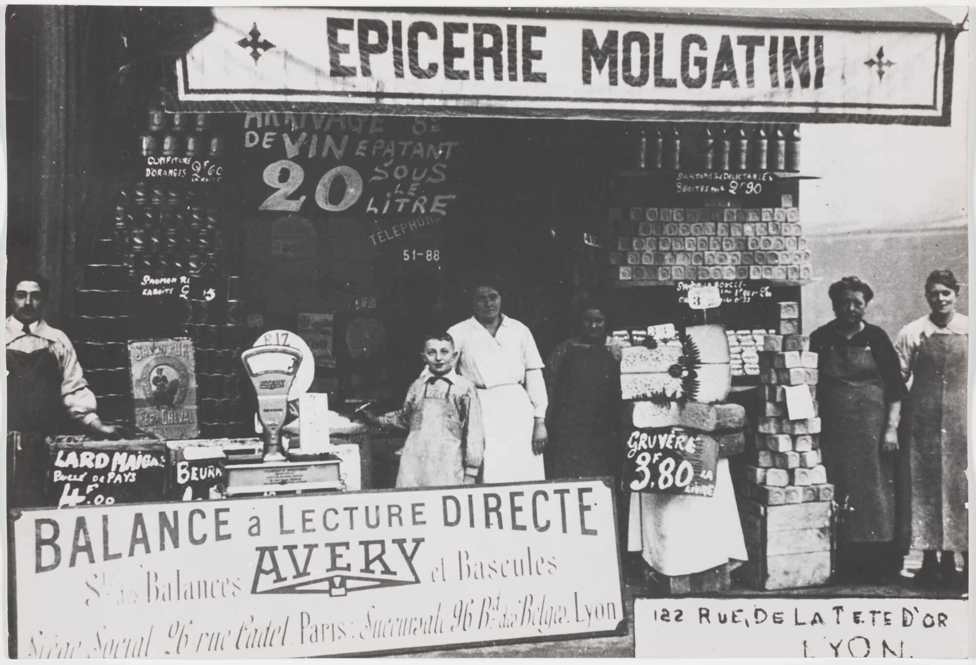 Épicerie Molgatini : tirage photographique NB par Théodore Blanc et Antoine Demilly (1920, cote : 1PH/6269 repro. commerciale interdite)