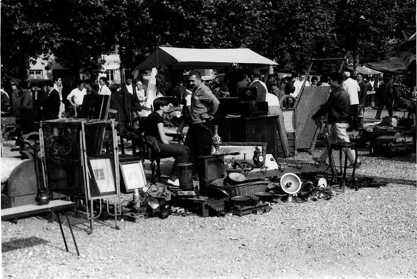 Marché aux puces sur la place du Commandant Rivière (Villeurbanne) : tirage photographique NB par Henri Hours (1963, cote : 1PH/680/2 repro. commerciale interdite)