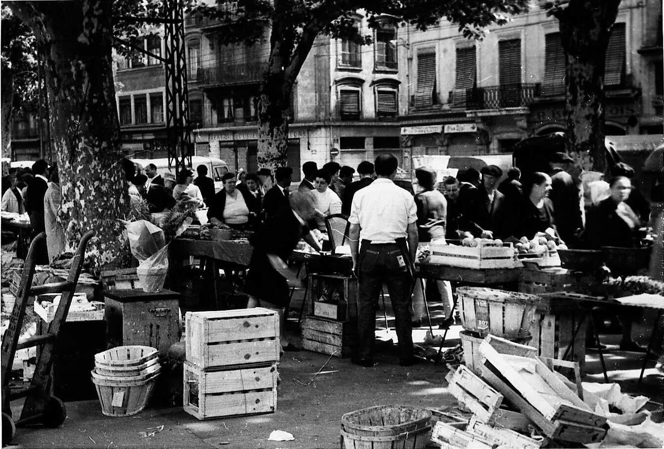 Marché Saint-Antoine : tirage photo. NB par Henri Hours (26/05/1963, cote : 1PH/681/2, CC-BY 4.0)