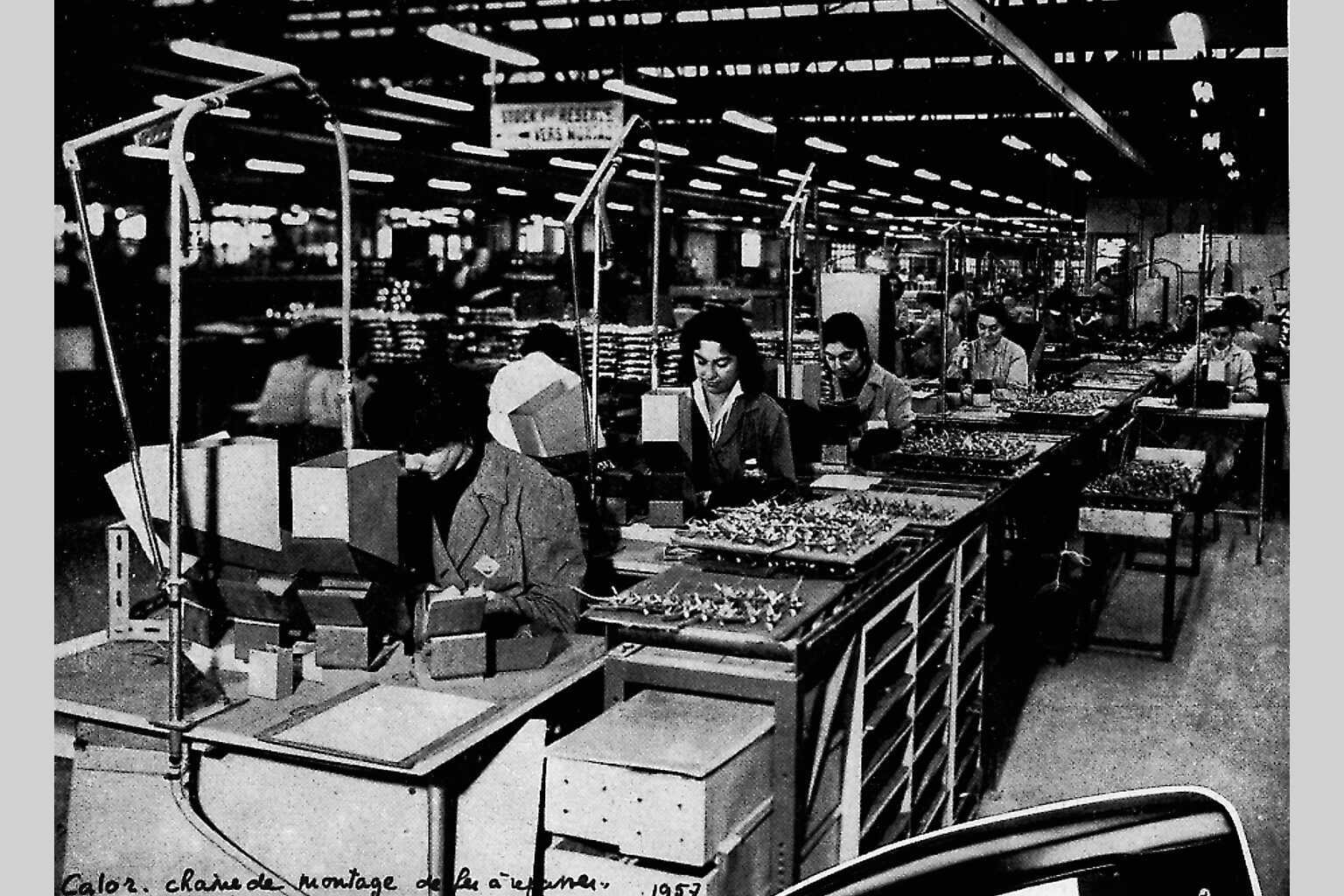 Chaîne de montage de fers à repasser dans l'usine Calor : tirage photographique NB (1957, cote : 1PH/746)