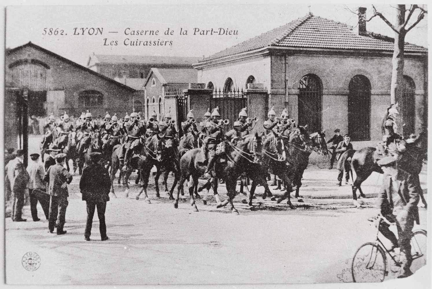 Caserne de la Part-Dieu, cuirassiers sortant à cheval : tirage photographique NB par Jean-Paul Tabey (vers 1905, cote : 1PH/7533 repro. commercial interdite)