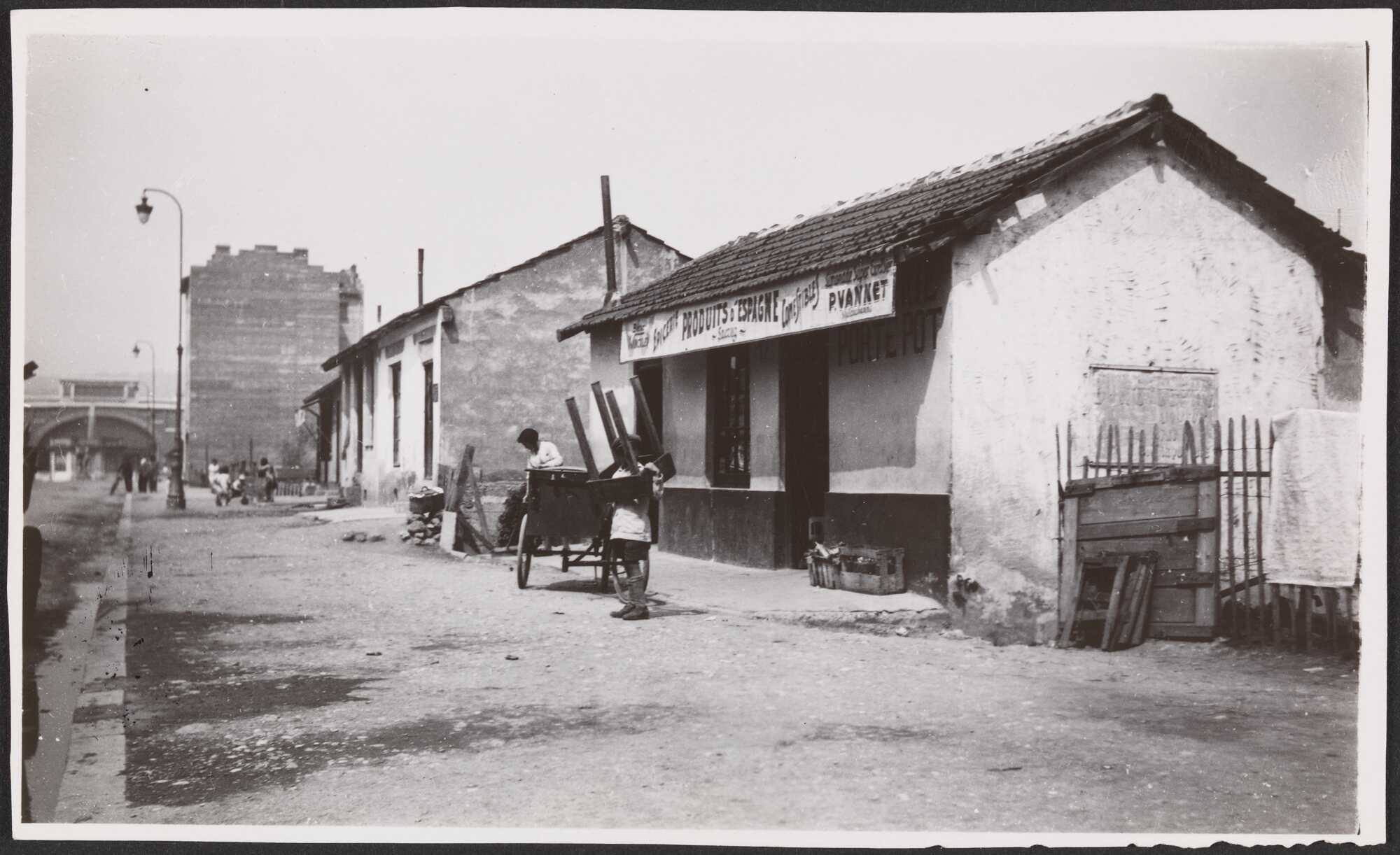 Petit commerce créé par un étranger, "Produits d'Espagne" (propriétaire : Lacruz) : tirage photographique NB (1934, cote : 1PH/8343)