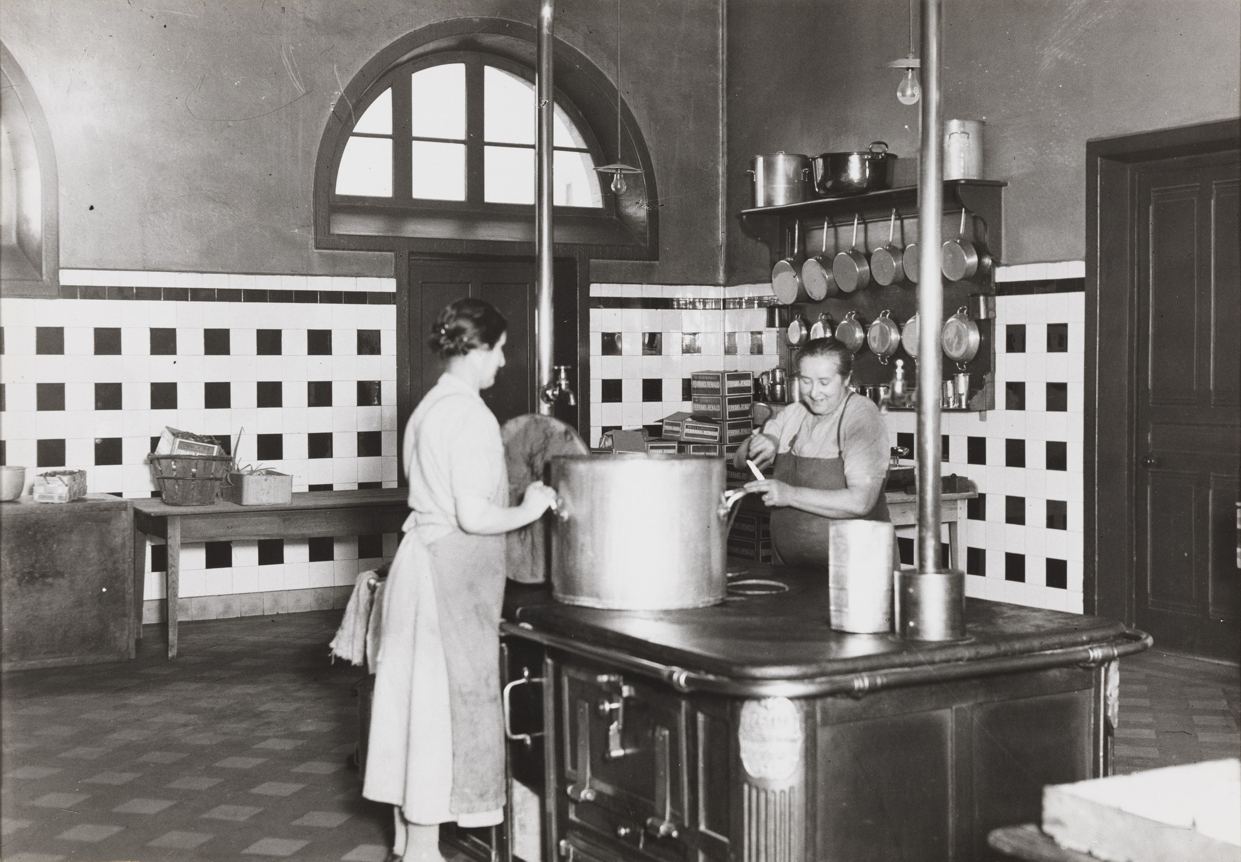 La cuisine de l'internat Favre et 2 cuisinières : tirage photo. NB (1955-1989, cote : 2494W/10)