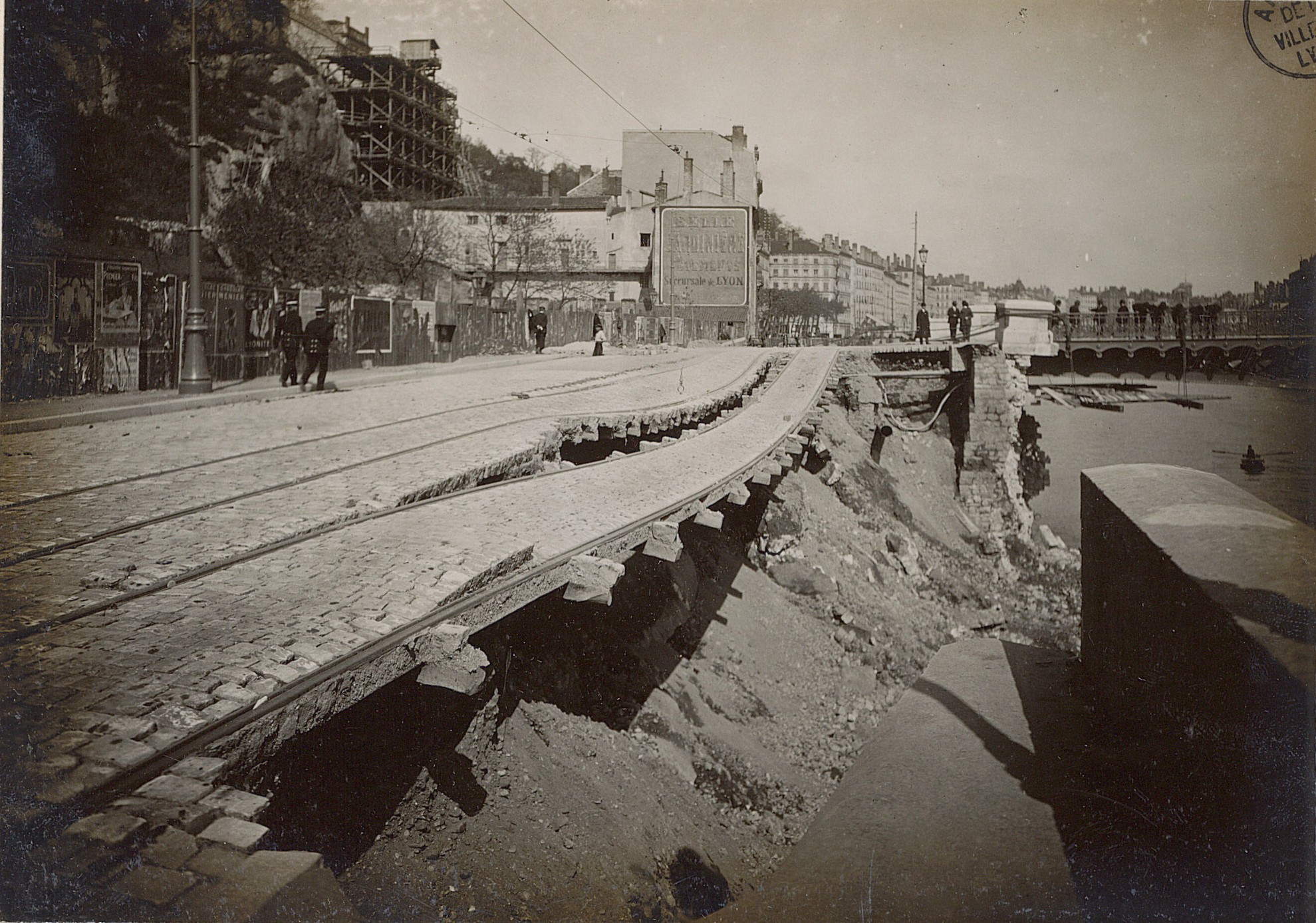 Lyon, quai Saint-Vincent, éboulement du 21/04/1912 : tirage photo NB par CH. Volatier (21/04/1912, cote : 2PH/234)