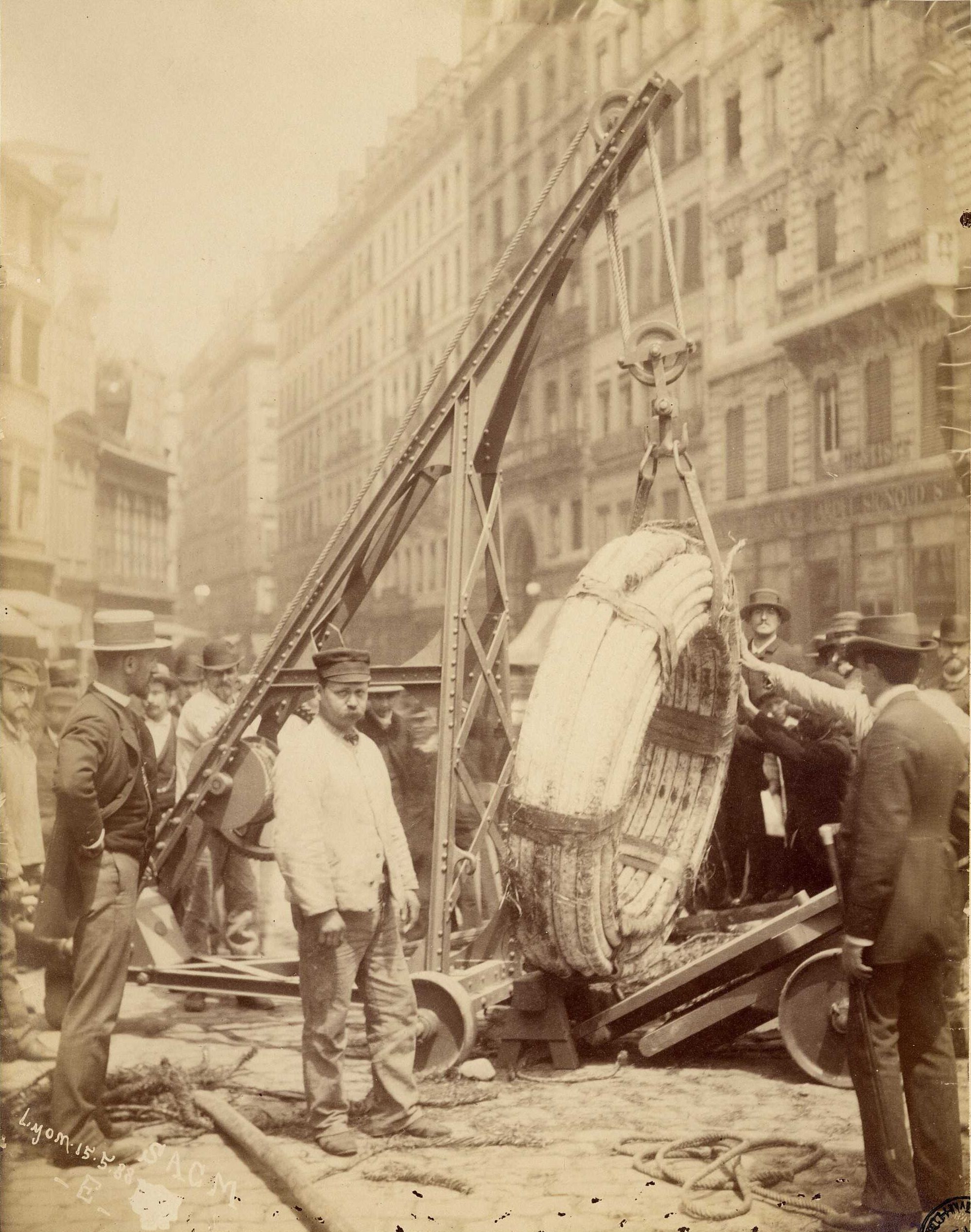 Installation de câbles électriques dans la Ville de Lyon : tirage photo. NB sur papier albuminé (1888, cote : 2PH/241/2)