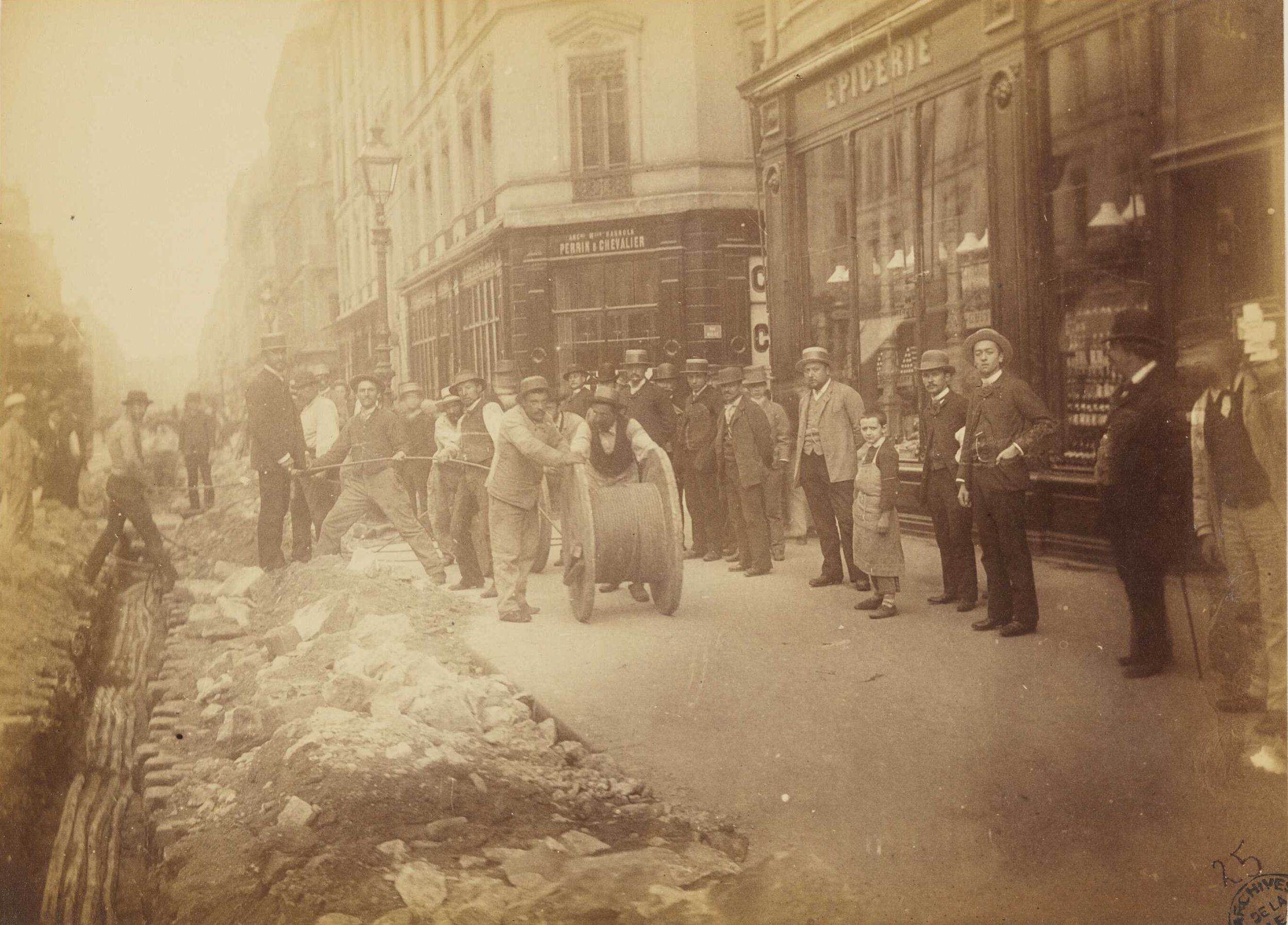 Installation de câbles électriques dans la Ville de Lyon : tirage photo. NB sur papier albuminé (1888, cote : 2PH/241/9)