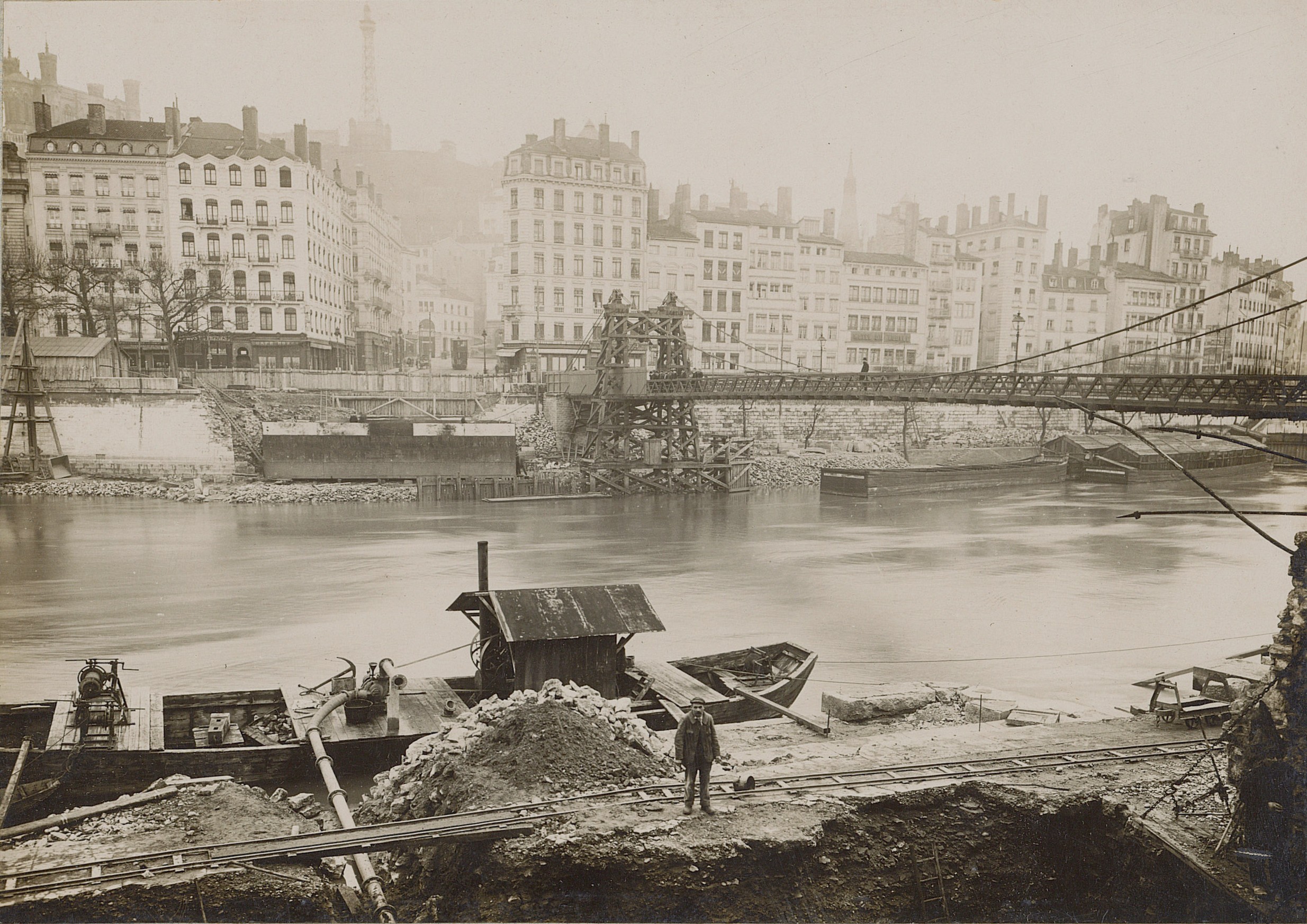 Début de la construction du pont de la Feuillée, vue depuis le quai de la Pêcherie : tirage photographique NB (1910-1912, cote : 2PH/275/3) 