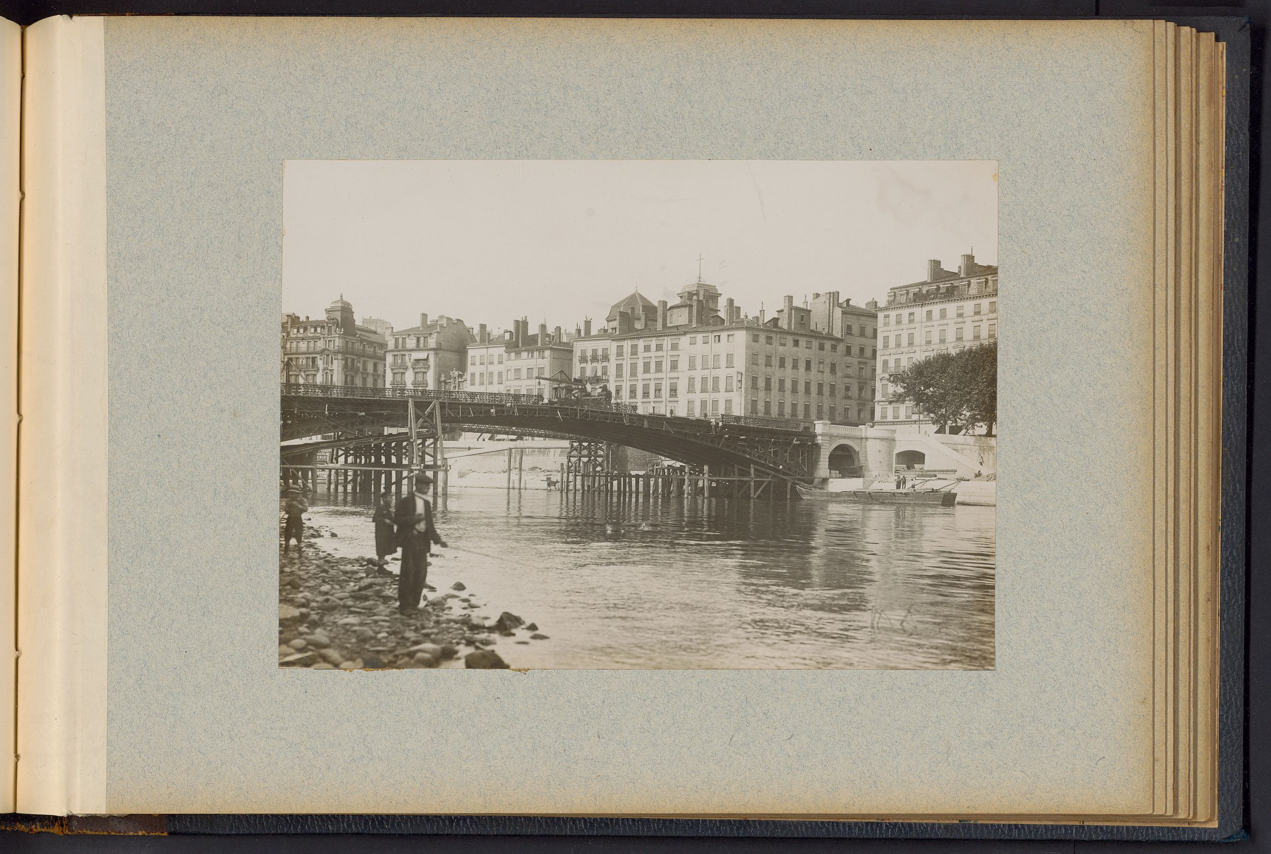 Construction d'une passerelle provisoire en bois et du nouveau pont de la Feuillée (1912) : tirage photographique NB en album (1910-1912, cote : 2PH/275/12)
