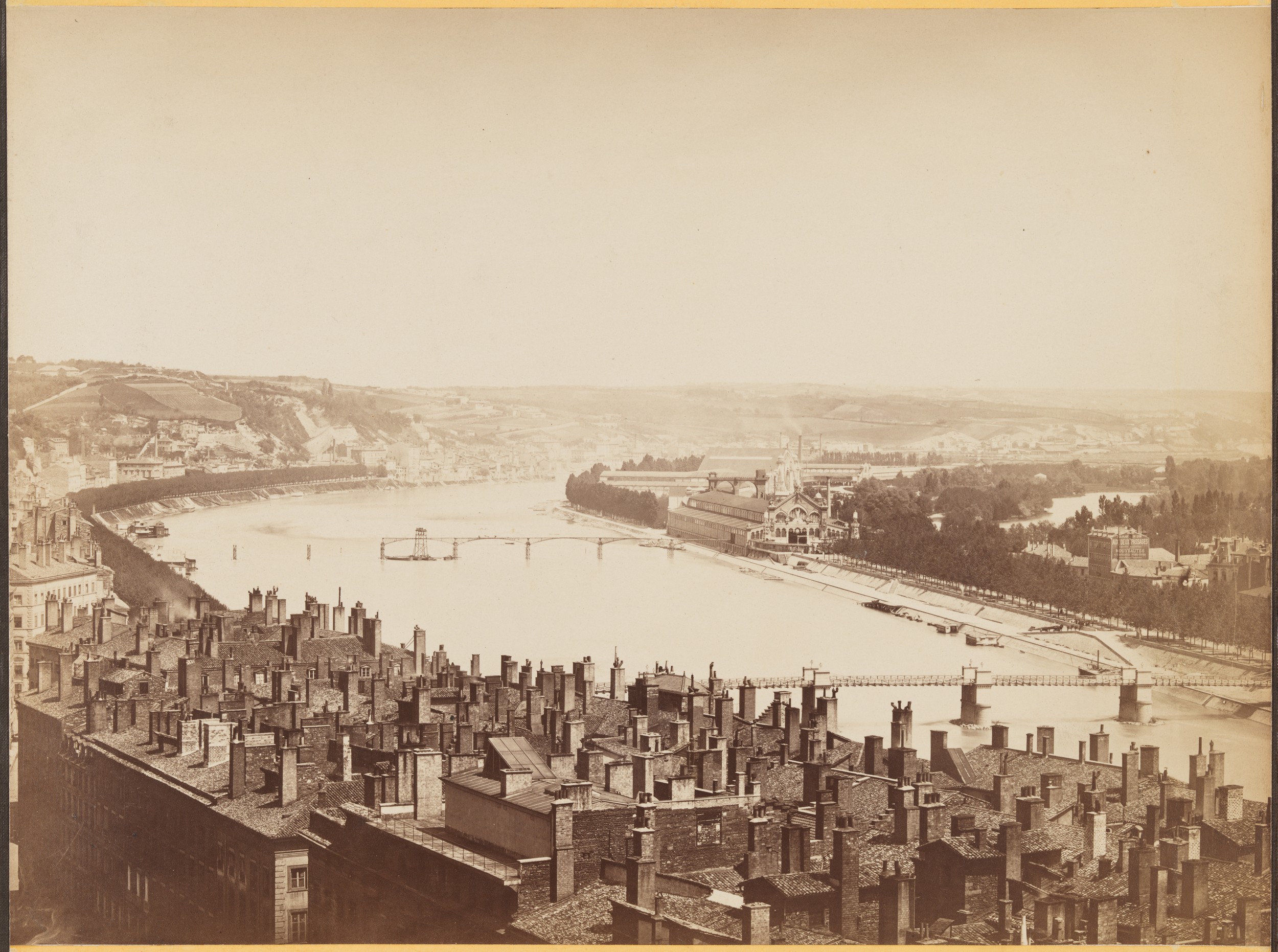 Panorama de la ville de Lyon, le Rhône en direction du nord : tirage photo NB par Jean-François Armbruster (1869-1872, cote : 2PH/282)