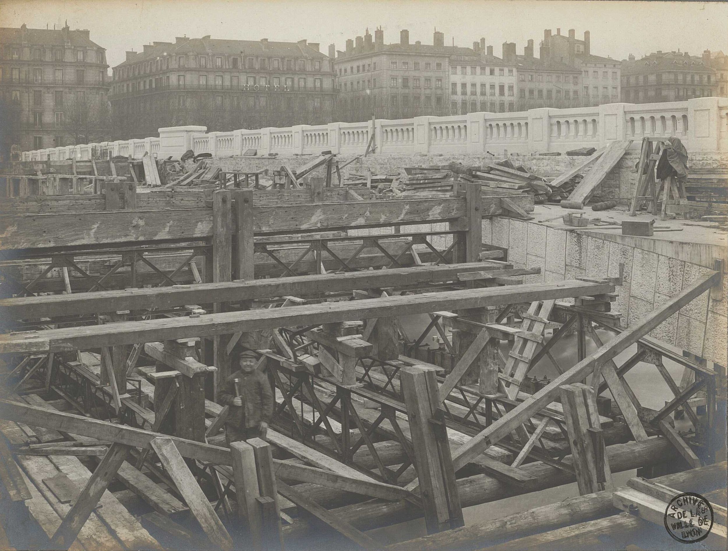 Construction du nouveau pont de l'Hôtel-Dieu : tirage photographique NB (1912-1916, cote : 2PH/283/4)
