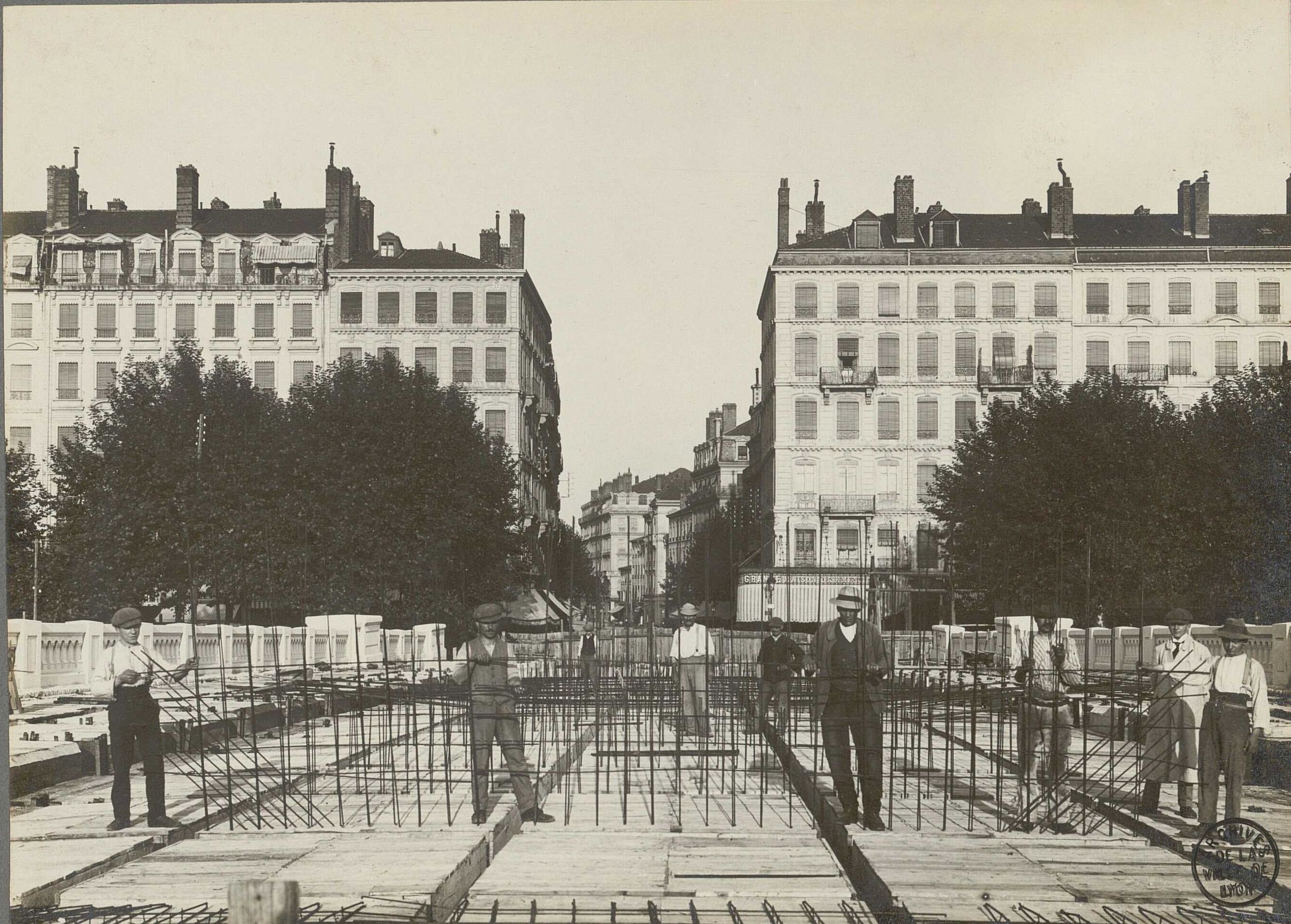 Construction du nouveau pont de l'Hôtel-Dieu : tirage photographique NB (1912-1916, cote : 2PH/283/5)