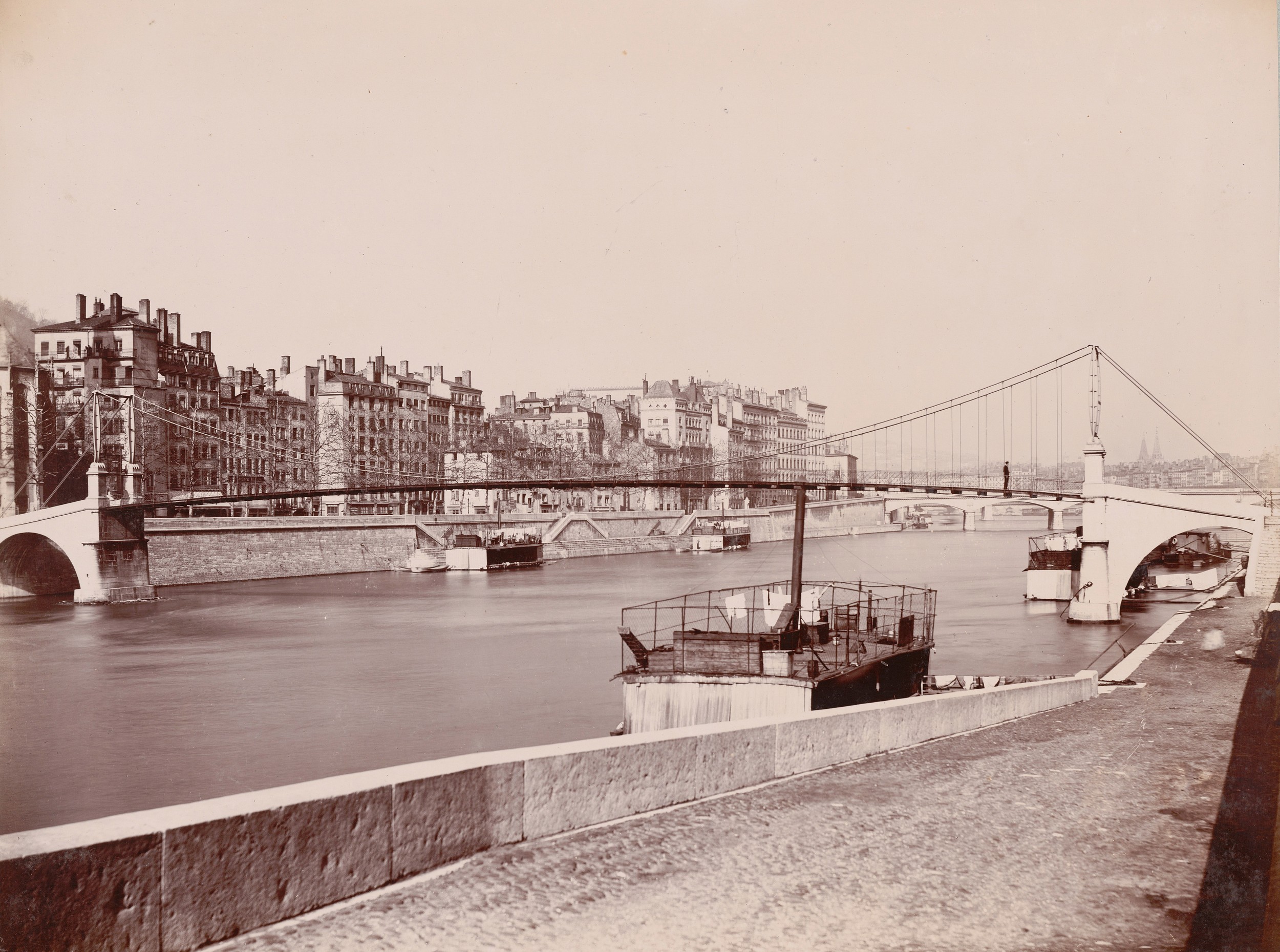 Passerelle Saint-Georges : tirage photographique NB par Jacques Garcin (1894, cote : 2PH/328/11)