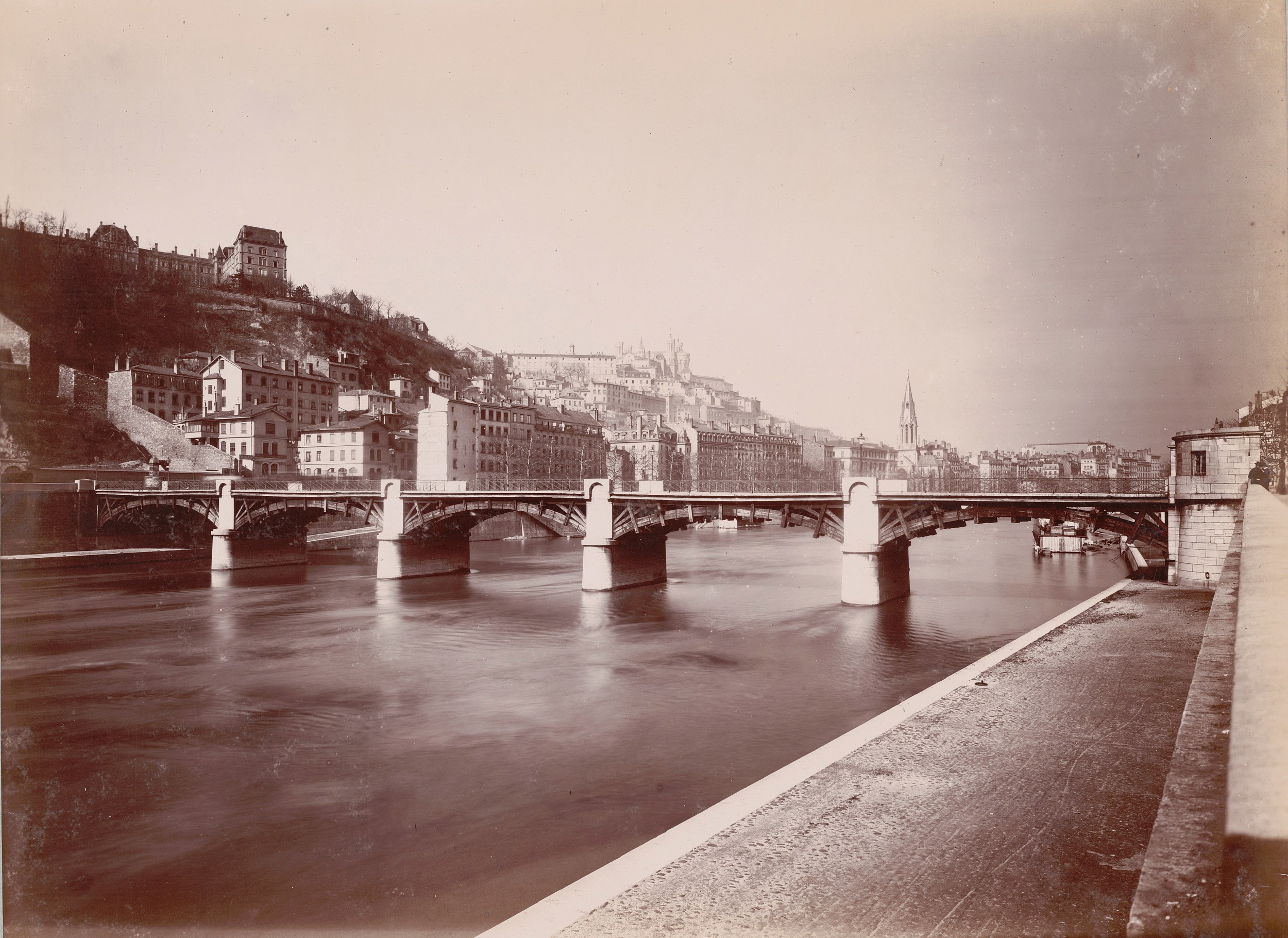 Pont d'Ainay : tirage photographique NB par Jacques Garcin (1894, cote : 2PH/328/12)