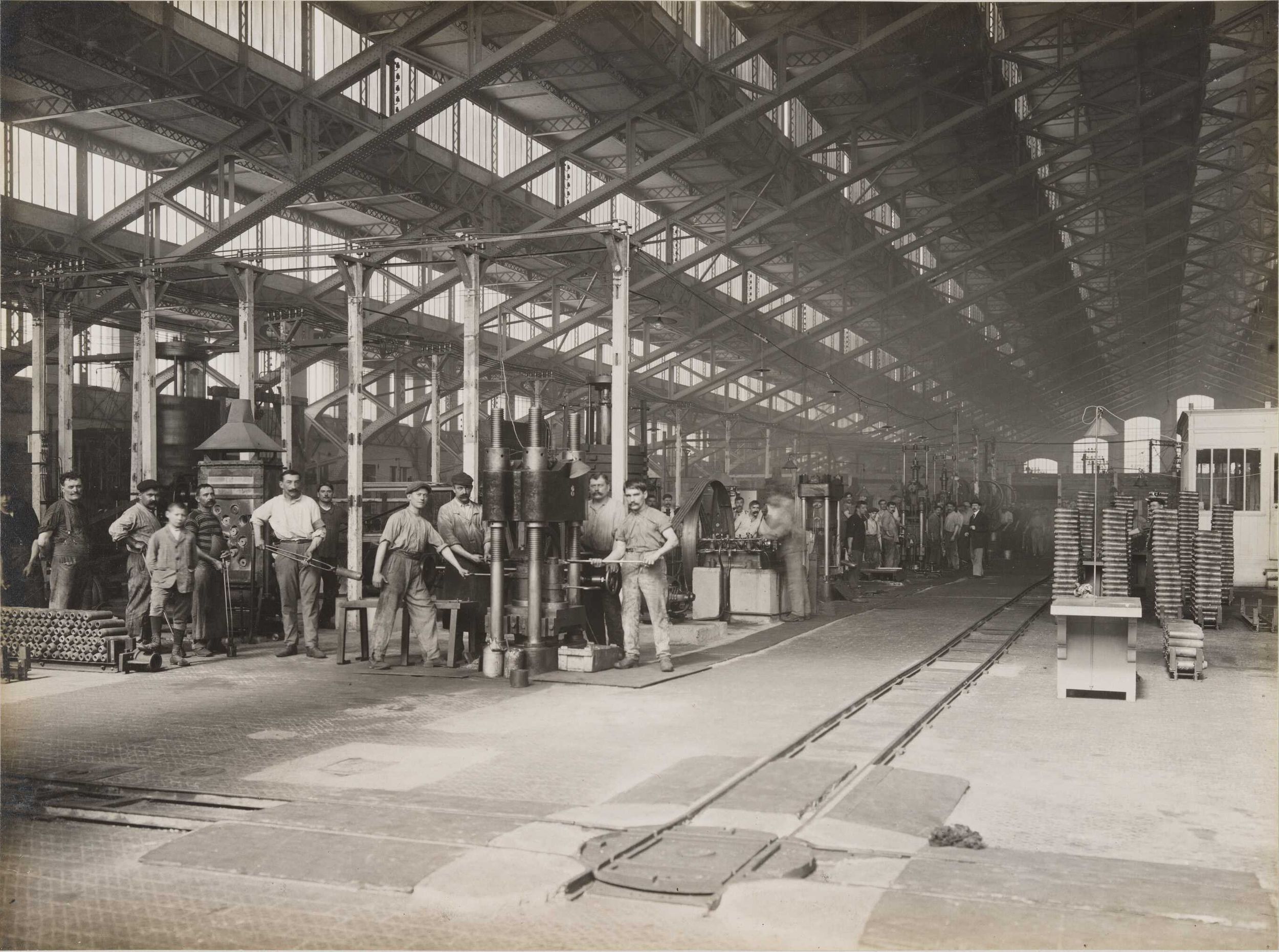 Machine pour fabriquer du matériel de guerre, Gerland : tirage papier NB au gélatino-bromure d'argent (26/03/1915-20/12/1915, cote : 2PH/338/2/46)