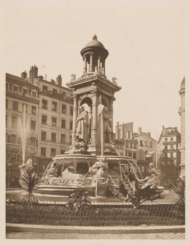 Fontaine de la place des Jacobins, à Lyon : vue perspective par Gaspard André : héliogravure, épreuve sur papier vélin (1886, cote : 33II/200)