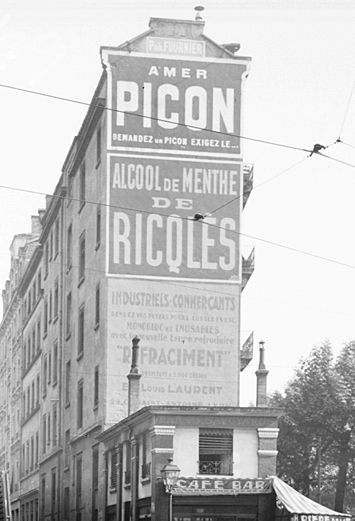Vue de quartier - Vue du 6e arrondissement, publicités sur le mur d'un établissement : photo négative NB sur plaque de verre (1920-1945, cote : 38PH/1/79)
