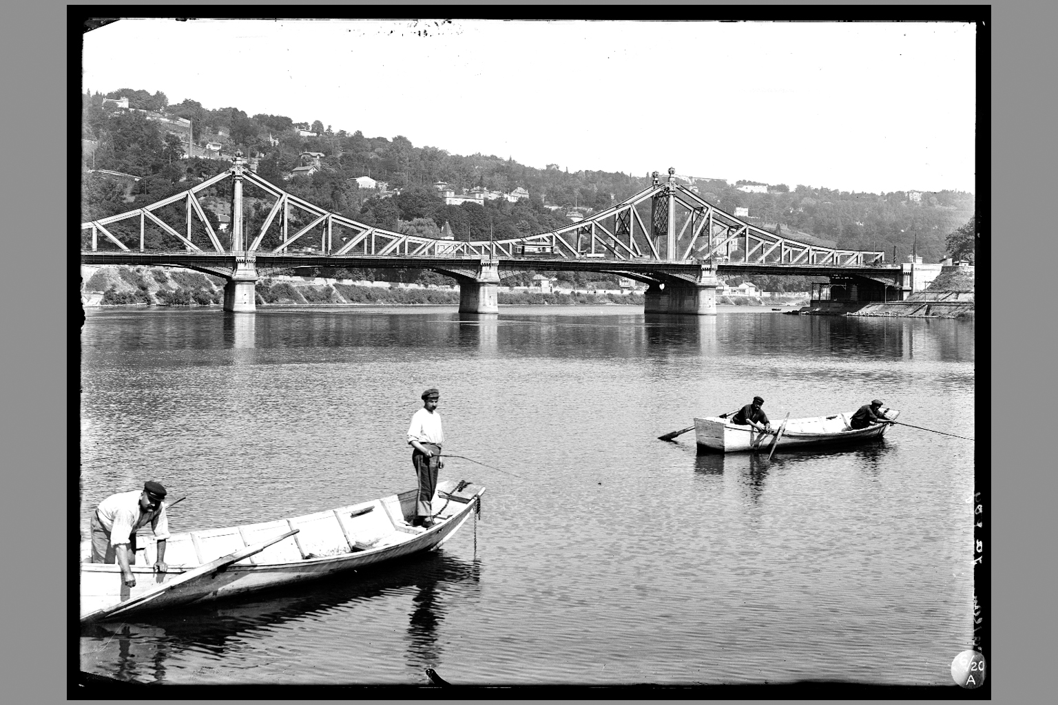 Vue urbaine de la colline de Sainte-Foy-lès-Lyon : photo négative sur plaque en verre NB par le Fonds de la Société des Transports en Commun lyonnais (1920-1945, cote : 38PH/1/54)