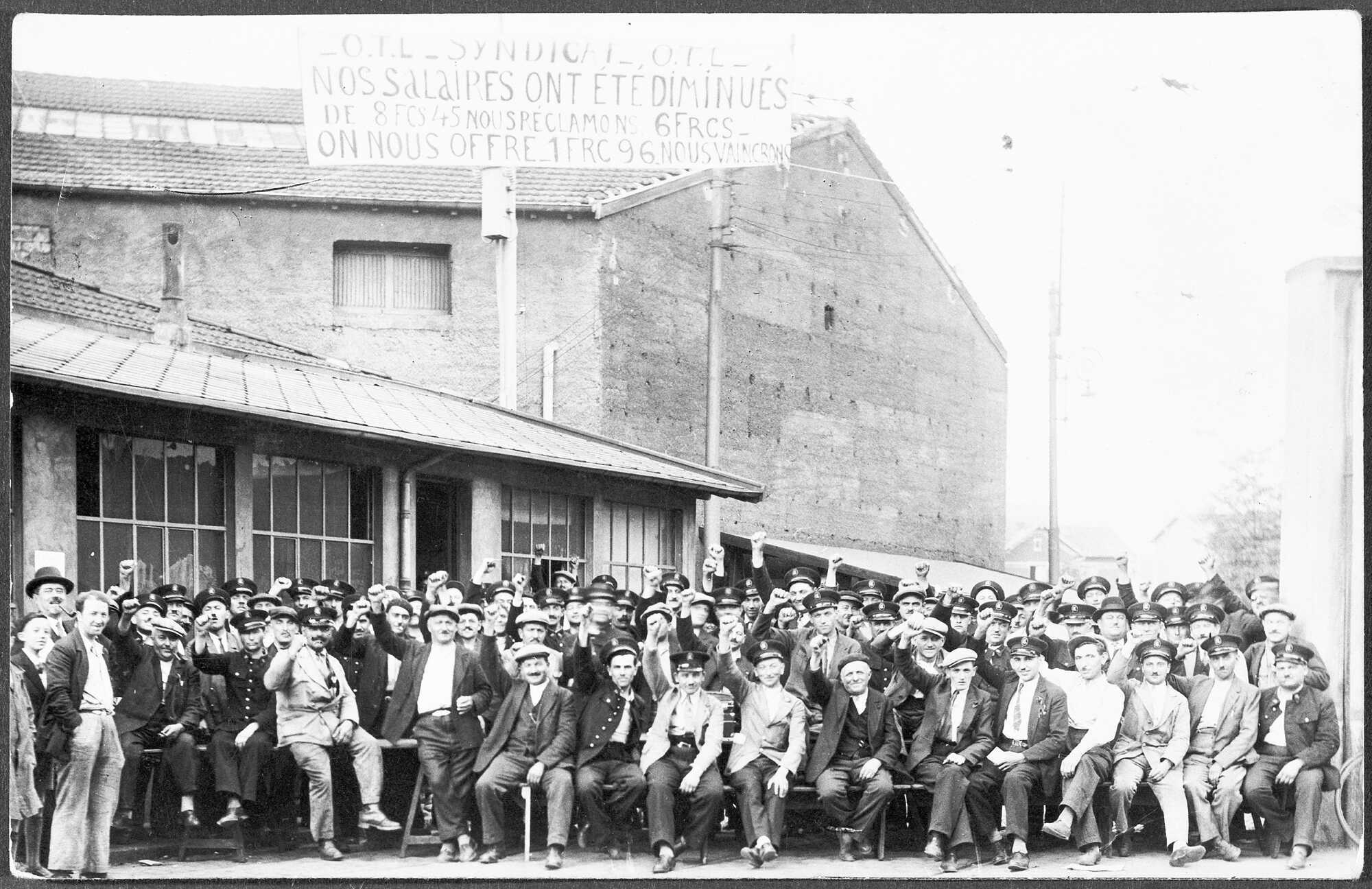 Personnel en grève de la Société des Transports en Commun lyonnais : photo négative NB (1860-1985, cote : 38PH/61/172)