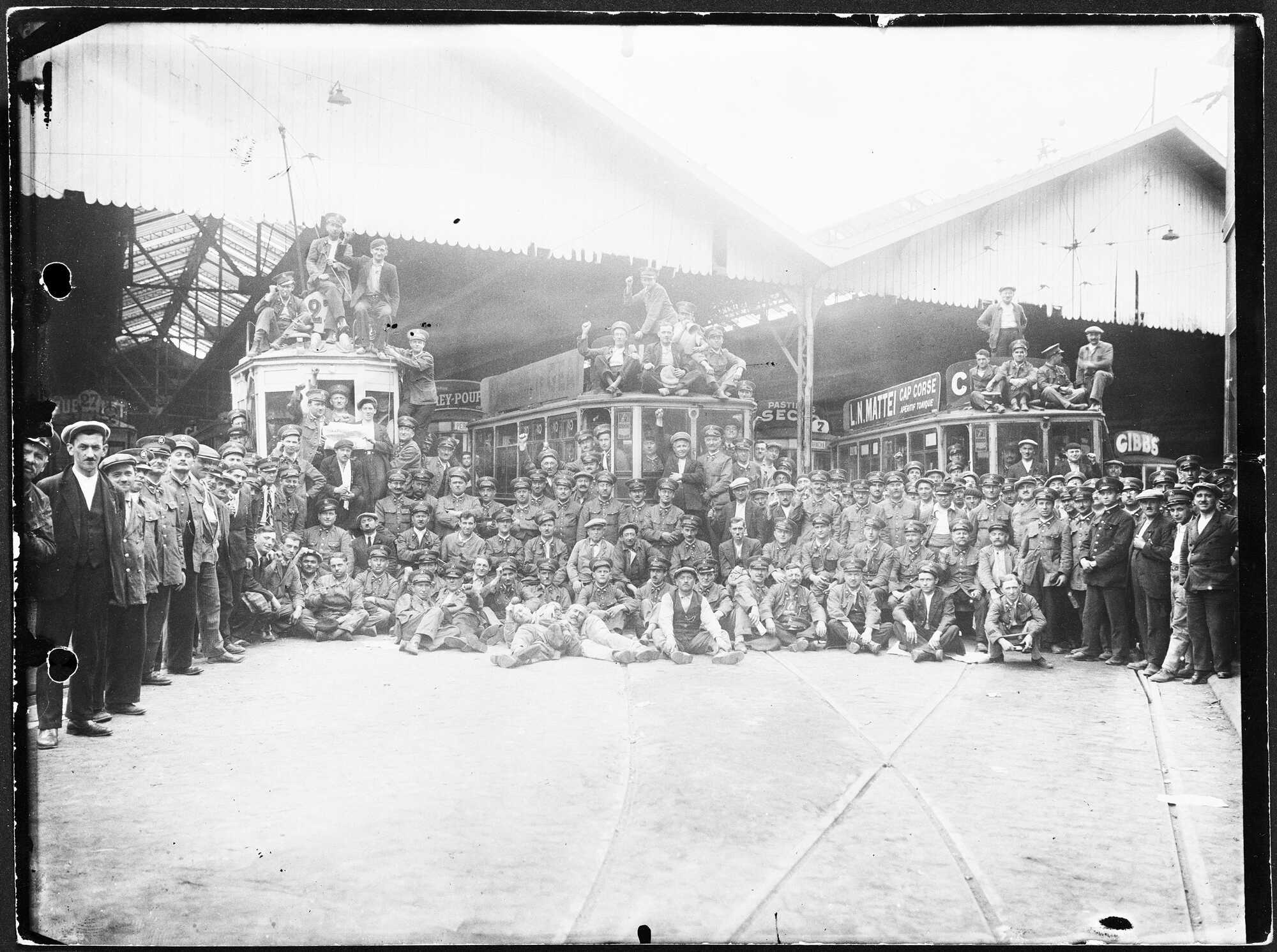 Personnel en grève de la Société des Transports en Commun lyonnais : photo négative NB (1860-1985, cote : 38PH/61/176)