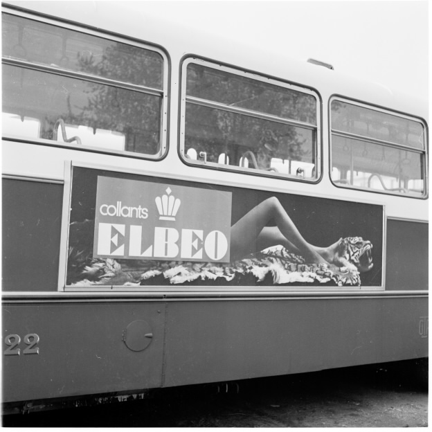 Collants Elbeo - Panneau publicitaire affiché sur les autobus et trolleybus : photo négative NB (vers 1960, cote : 38PH/65/13)