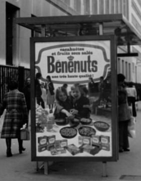 Panneau publicitaire affiché sur un arrêt de bus : photo négative NB (vers 1960, cote : 38PH/65/23 usage privé uniquement)